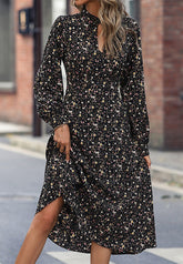 Vintage-Kleid mit Blumenmuster und Cut-Outs vorne